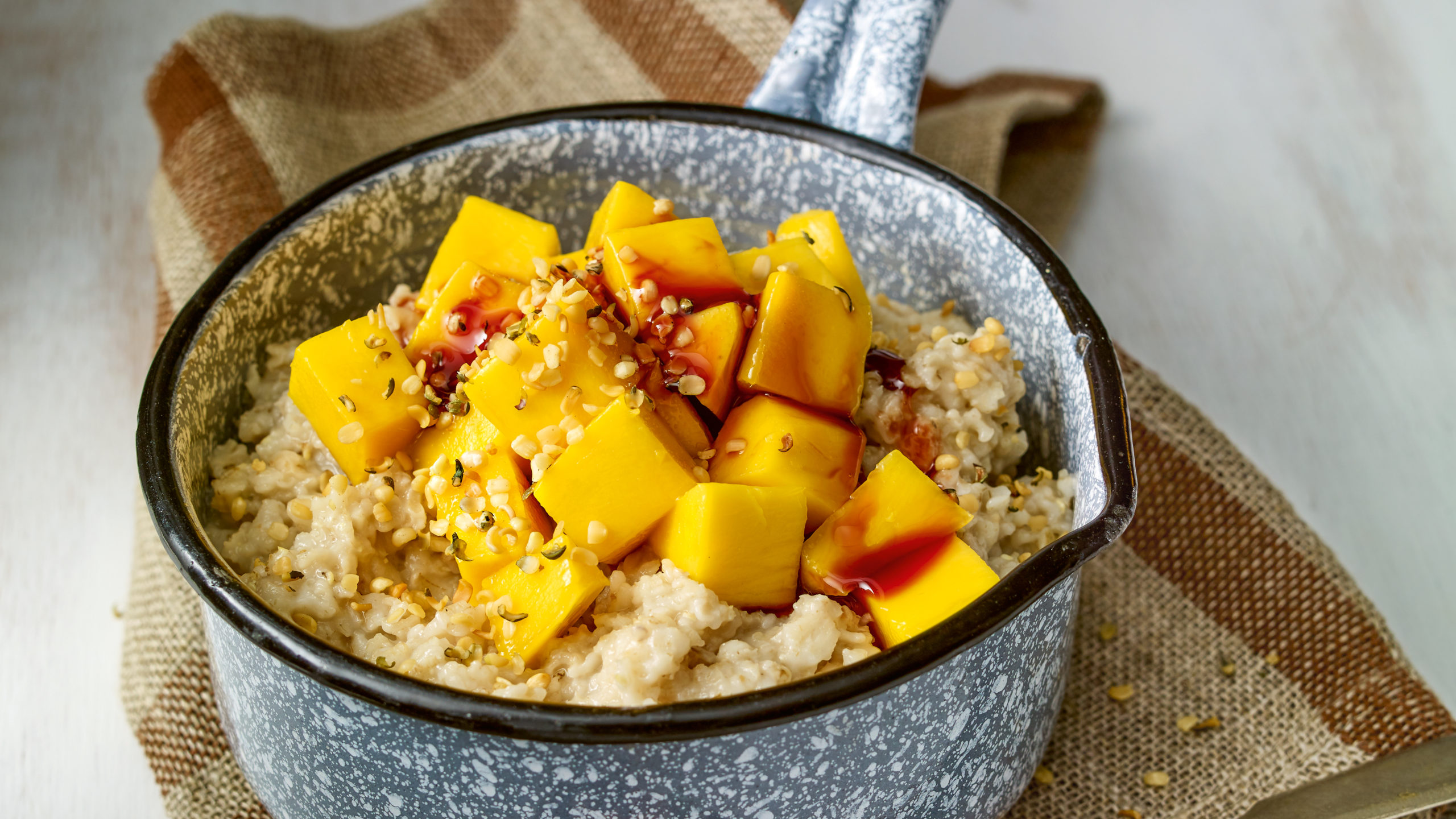 Rezept: Rezept für leckeres Porridge mit Dattelsirup, Mango &amp; Hanfsamen ...