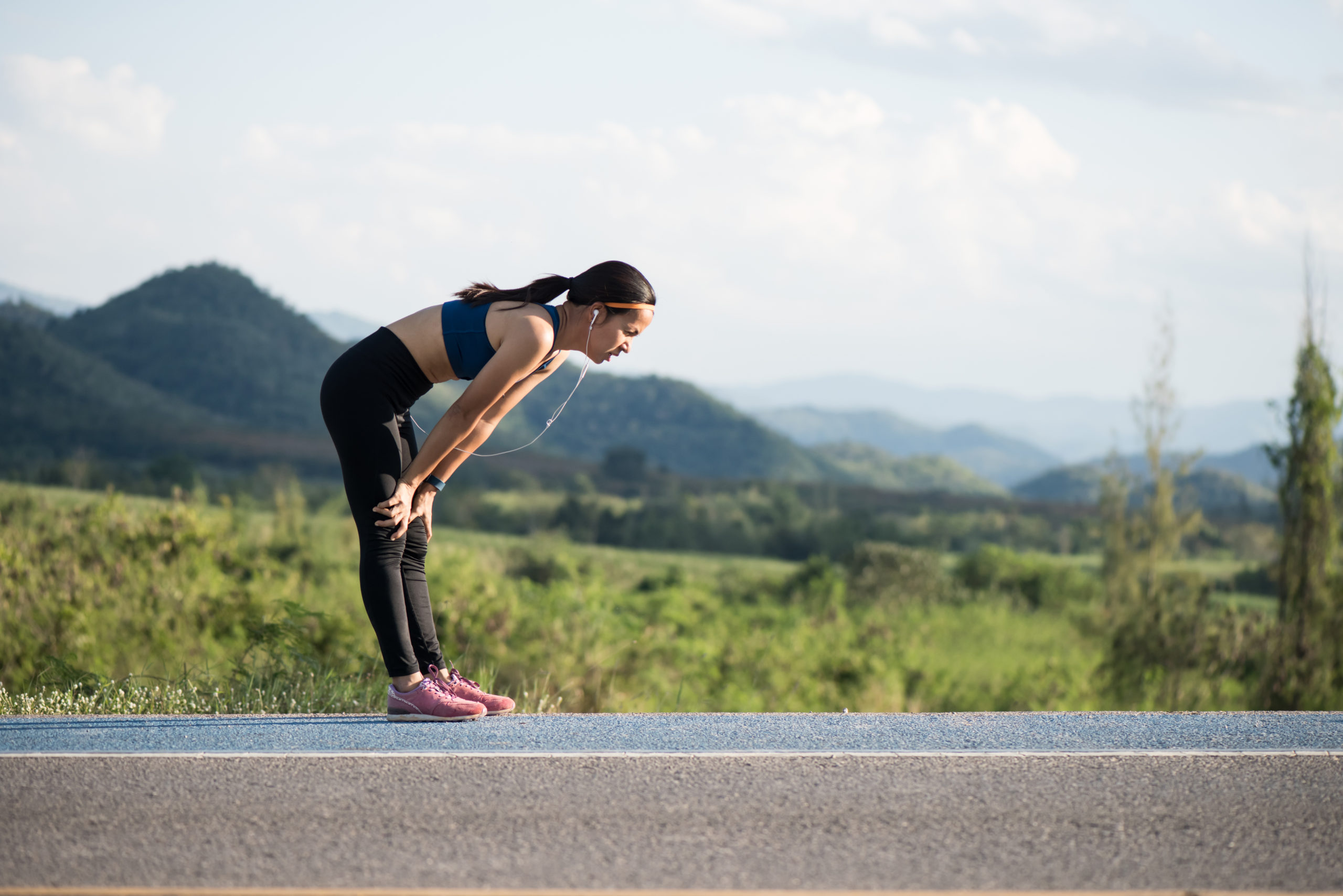 While running. Второе дыхание в беге. Человек спортсмен вдыхает воздух. Бежит и дышит. Runner woman tired.